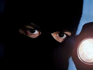 Маскирани ограбиха английско семейство  