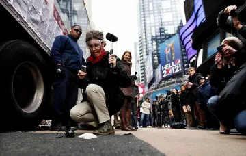 Машина унищожава лошите спомени от 2011 г. (ВИДЕО)