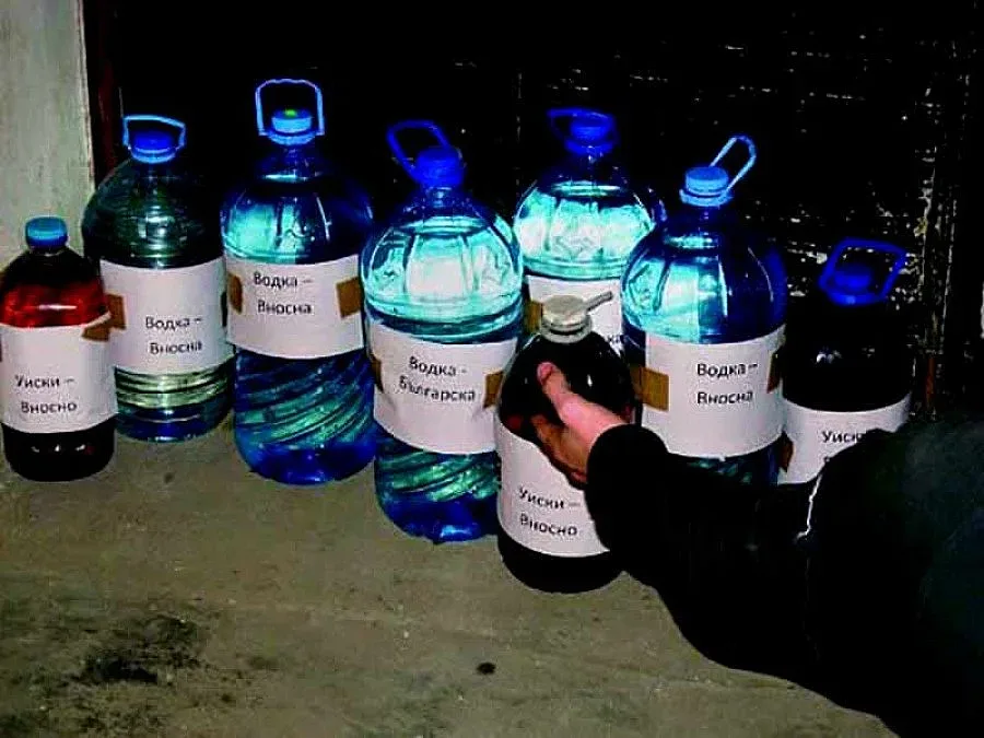 Микробус превърнат в склад за нелегална ракия