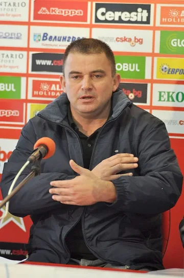 Фенове клатят столчето на Дуци в ЦСКА