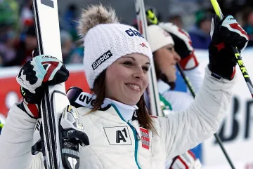 Австрийка спечели гигантски слалом у дома 