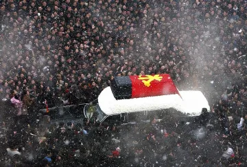 100 000 севернокорейци плачат на митинг