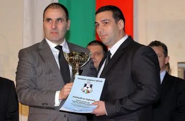 Полицаи с награда за върната халка