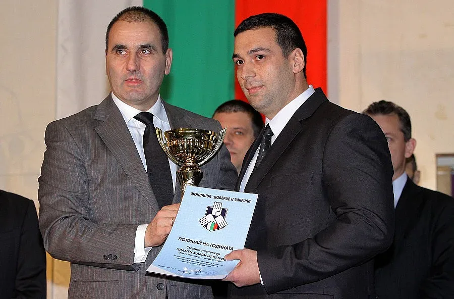 Полицаи с награда за върната халка