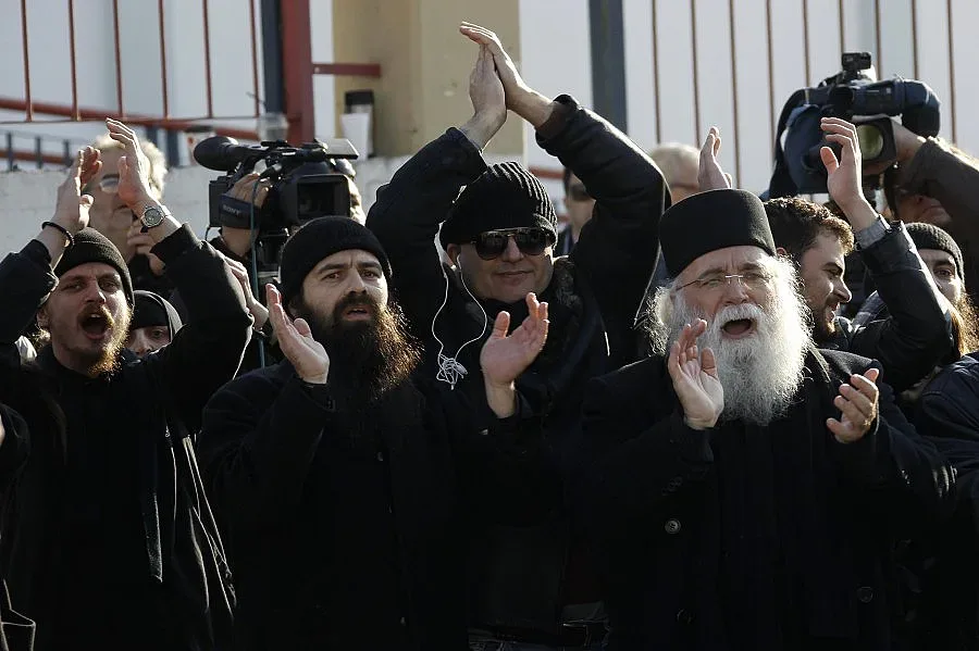 Монаси се налагат с юмруци и метли във Витлеем