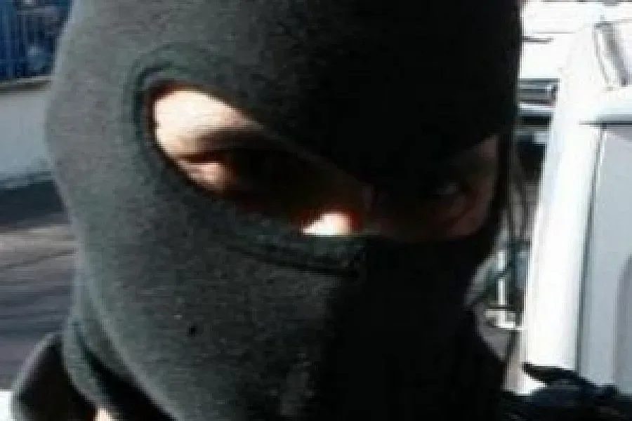 Маскирани ограбиха оборота на магазин