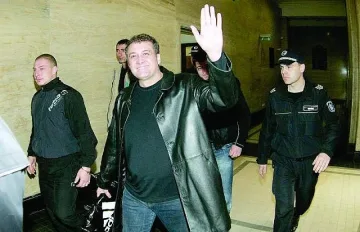 10 г. затвор за Пръча, по 13 за аверите му