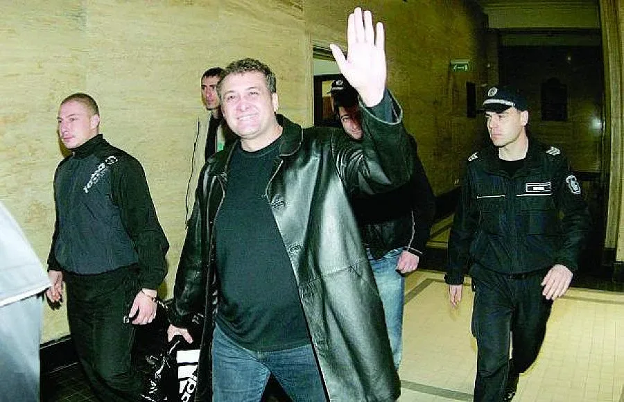 10 г. затвор за Пръча, по 13 за аверите му