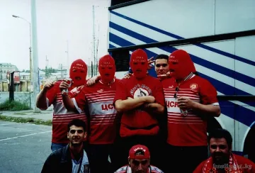 Ултраси на ЦСКА млатиха с тръби пътници в автобус 94