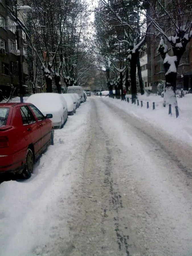 80 в "Пирогов", потрошени по заледени тротоари 