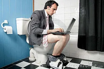 Мъжете бягат от половинките в тоалетната