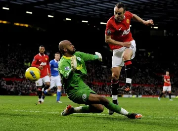 Бербатов се развихри с хеттрик за Коледа (ВИДЕО)