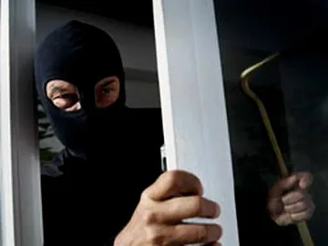 Маскиран ограби денонощен магазин