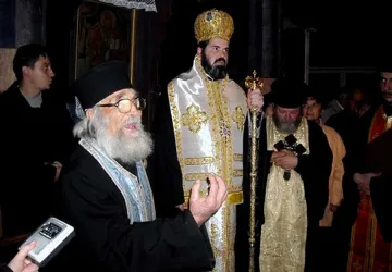 92-годишен свещеник ходи пеша от село на село