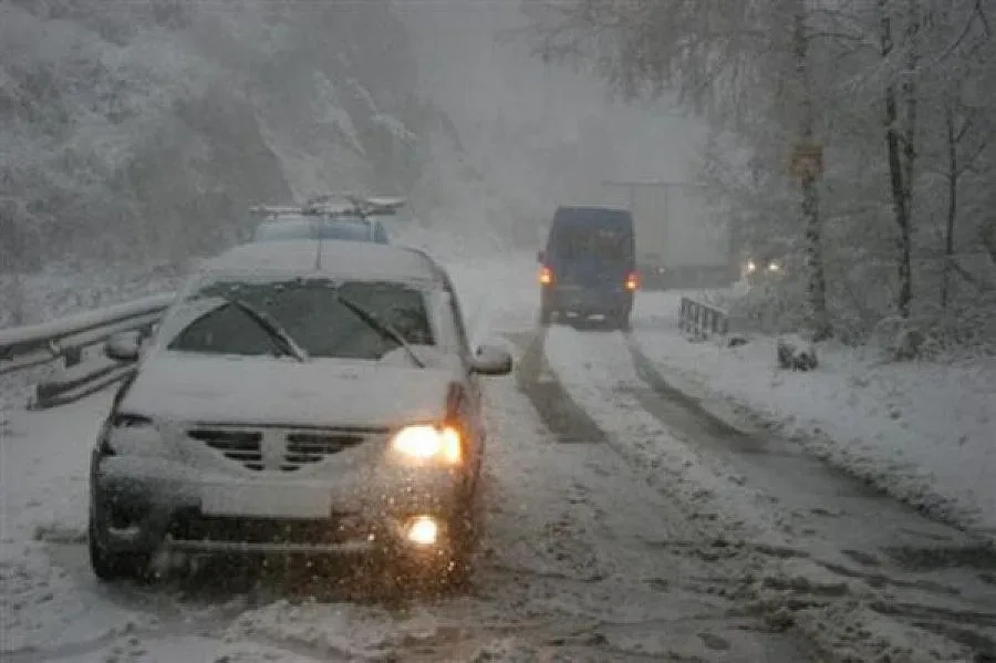ТИР с износени гуми затвори републикански път