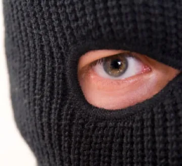 Двама се пробваха да оберат златарски магазин