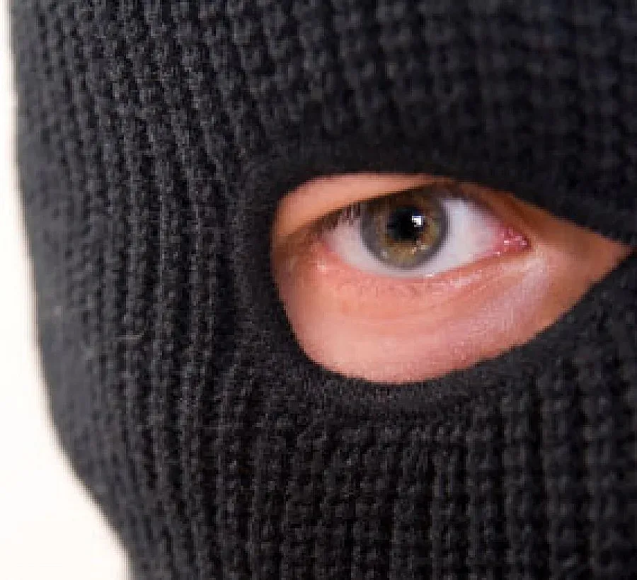 Двама се пробваха да оберат златарски магазин