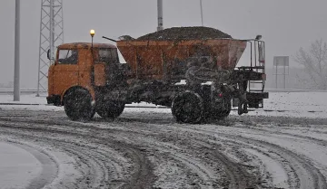 Силен вятър, снеговалеж и поледици в 11 области 