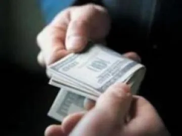 Закопчаха с подкуп двама служители на затвор