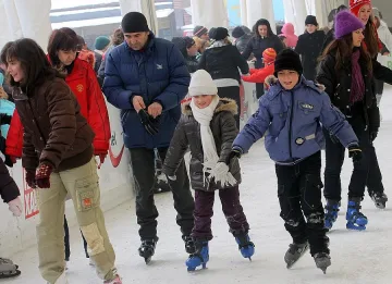 Дядо Коледа става учител по кънки