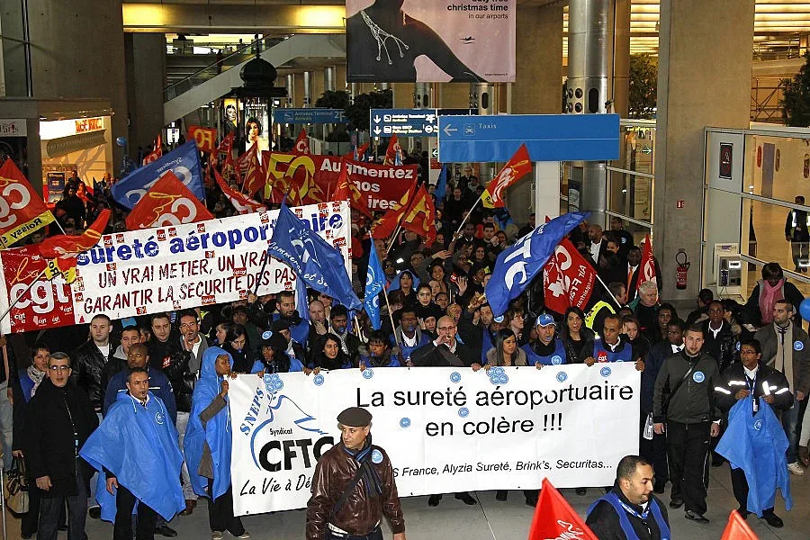 Полицаи обслужват пасажерите на летище Шарл де Гол