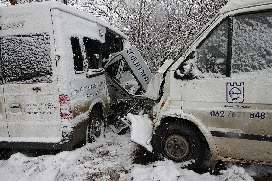 12 оцеляха по чудо в челен сблъсък край Търново