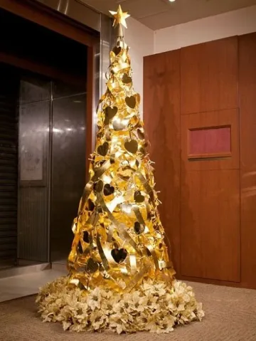 В Япония направиха елха от чисто злато