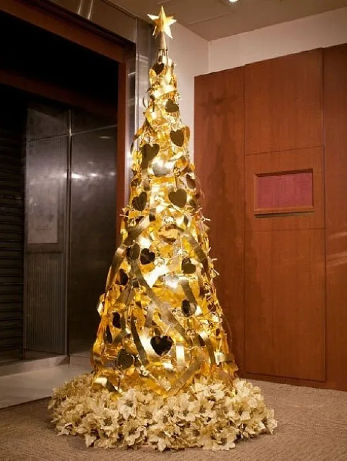 В Япония направиха елха от чисто злато