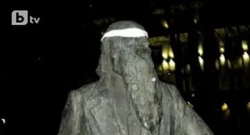 Завързаха очите на статуите в София