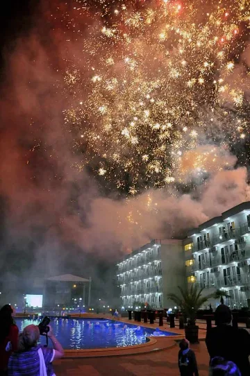 Лукс хотели по морето с троен данък