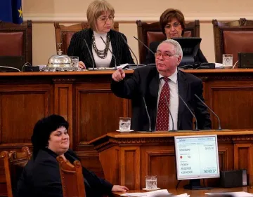 Левицата праща в съда парите на Касата