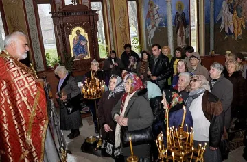 Агенти на НАП влизат в църквата