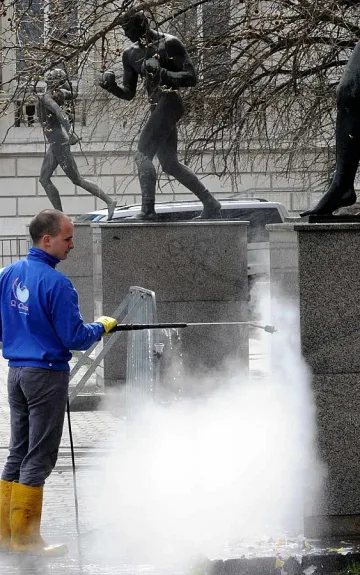 Борец сменя дискохвъргача пред националния стадион