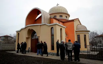 Ревизори влизат в църквите