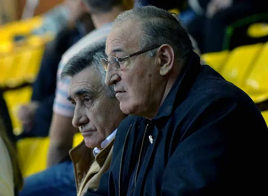 Пената кани Николай Костов на винце