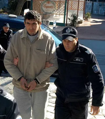 Подсъдим за блудство прегърна сина си