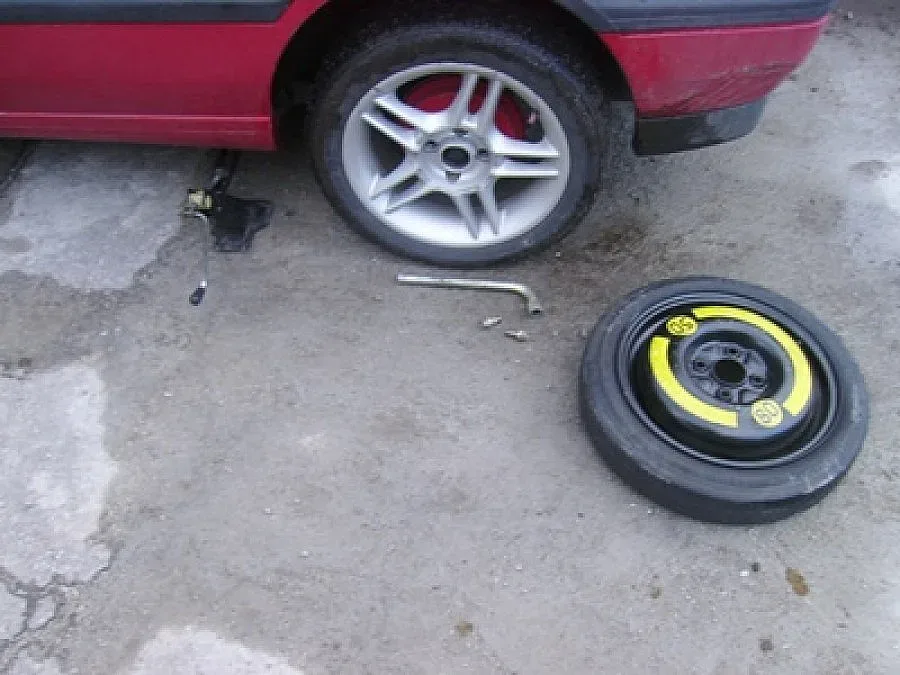 Обраха шофьор, докато сменя спукана гума