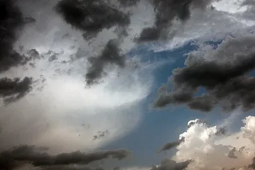 Код "жълто": Порои заливат три области 