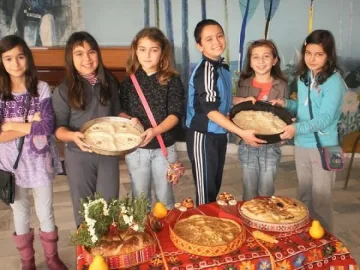 Деца от Кърджали приготвят обредни коледни хлябове 