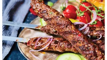 Всички се прекланят пред Адана кебап