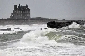 Бурята "Жоаким" пощури Франция, напира към Белгия