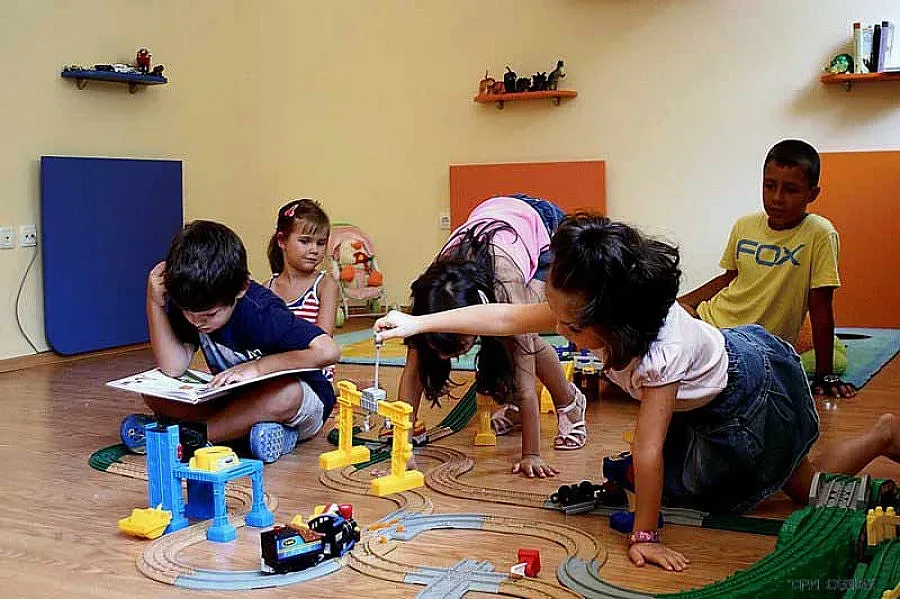 Санират 60 забавачки в София