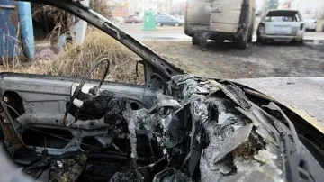 Запалиха и джип, полицаи гасиха с униформи коли в "Люлин"