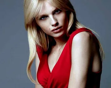 Нежен босненец рекламира сутиени