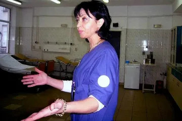 Роми превзеха линейка, линчуват лекари