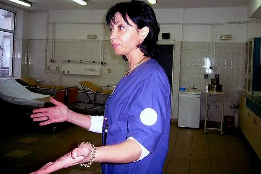 Роми превзеха линейка, линчуват лекари