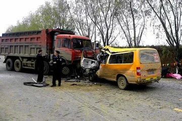 Катастрофа с автобус погуби 15 деца