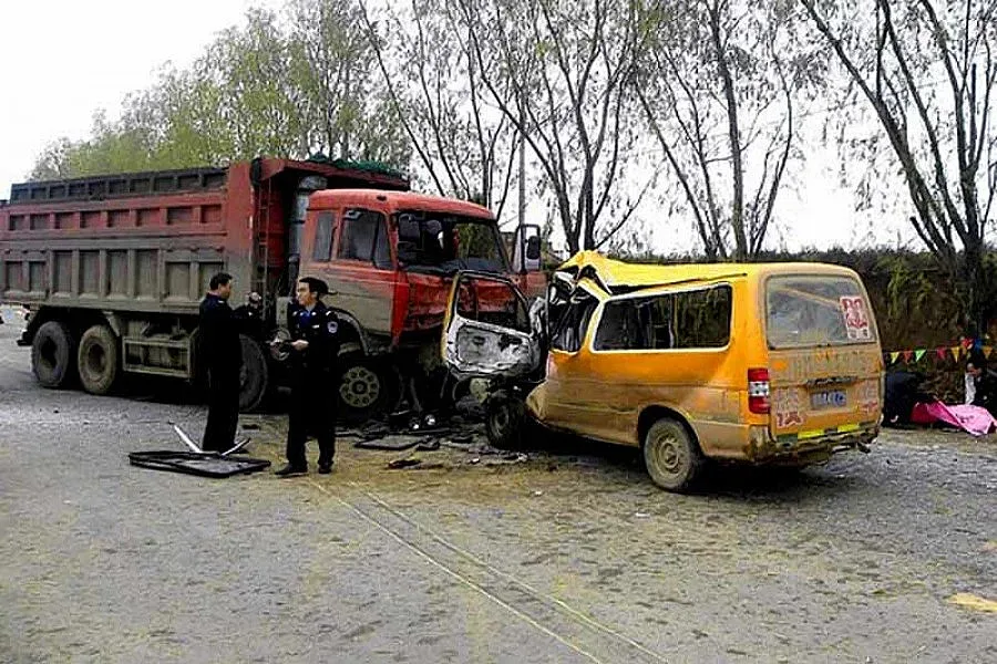 Катастрофа с автобус погуби 15 деца