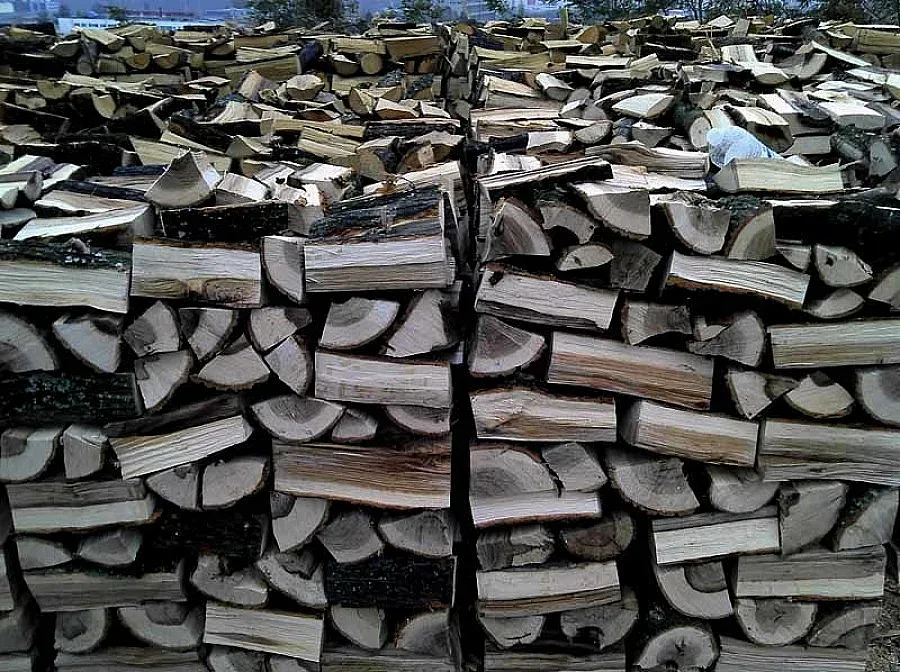 Банда преби семейство за микробус с дърва