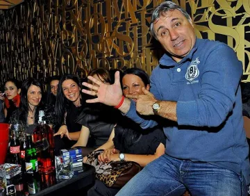 Стоичков празнува с пет красавици